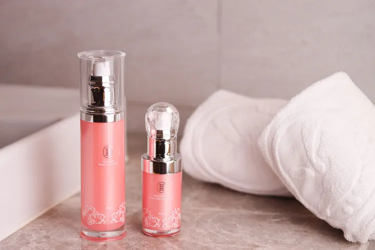 凡預訂「春漾星肌」住房專案，有機會獲得價值4500元「星采保養品水潤甦醒系列經典商品組合」，產品內容內含星采奇肌修復菁粹及星采肌密水潤透白精華液PLUS+。板橋凱撒大飯店提供