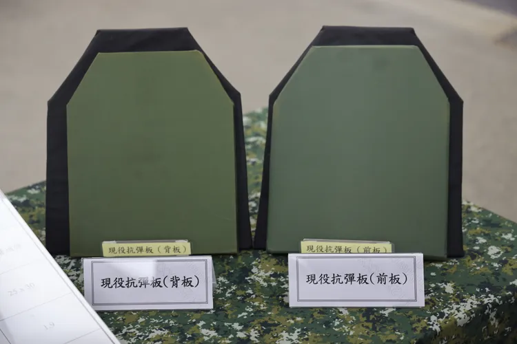 軍備局展示，國軍現役的抗彈板。記者李俊毅攝