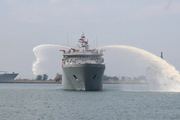 國造新型救難艦大武號首次登場，在左營港內由消防水砲射水。李俊毅攝
