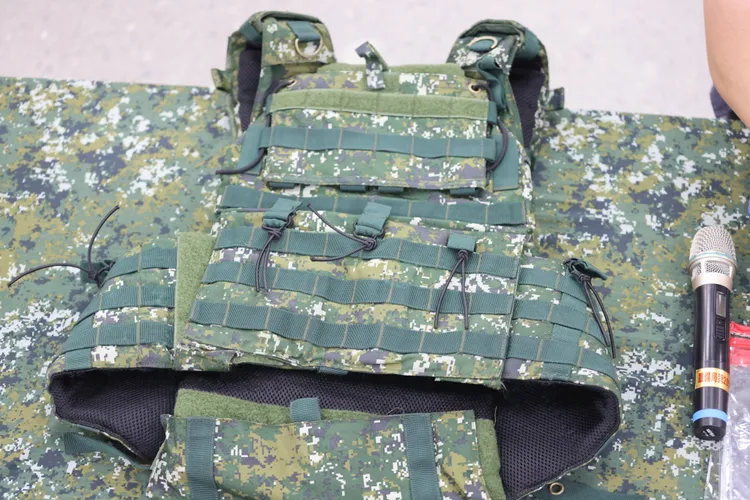 軍備局展示，陸軍現役的單兵戰術背心。記者李俊毅攝