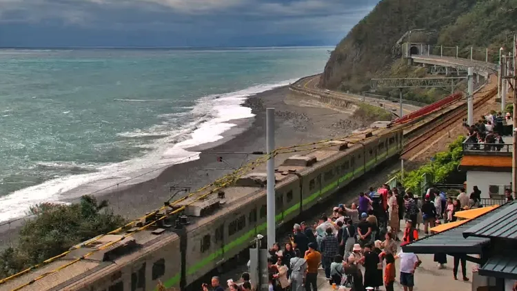 南迴公路景點多良車站人潮。台東縣政府提供