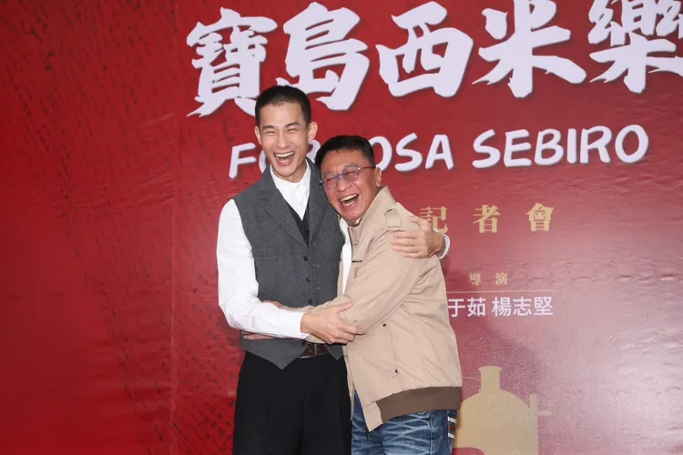 盧彥澤（左）為戲剃平頭和游安順開心擁抱。攝影中心攝