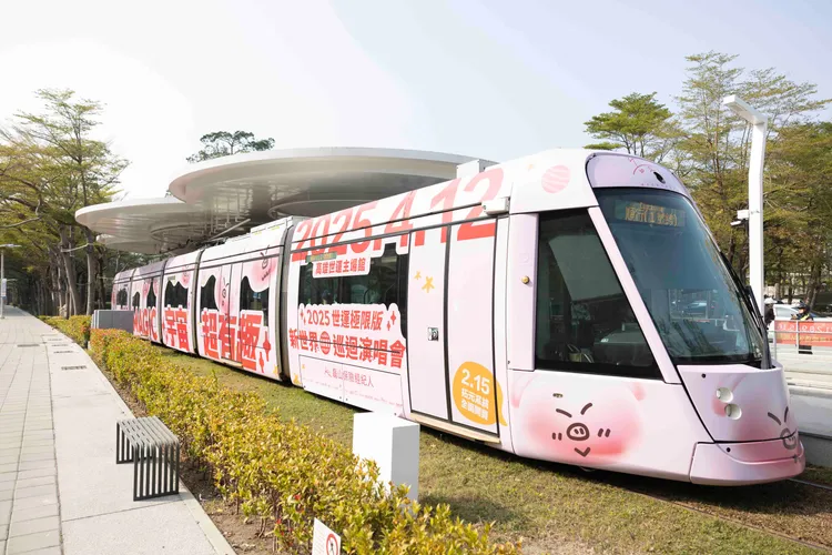 告五人高雄輕軌上的廣告。相信音樂提供