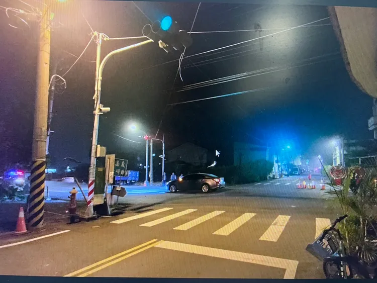 老婦未走行人穿越道且疑似闖紅燈遭撞死。翻攝畫面