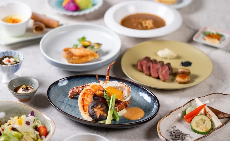 山里鐵板燒情人節套餐，匯聚了海陸精華，包含鐵板香煎錦繡龍蝦，以及乾煎青甘下巴等鮮美海味，肉品部分則由主廚呈現特級美國菲力，以及富含優雅口感與獨特滋味的紐西蘭鹿肉。業者提供