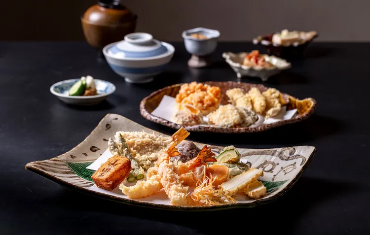 山里天婦羅情人節套餐，包含道地的日本明蝦、各式時令海味以及蔬菜，並搭配海老三明治、茶碗蒸、烏魚子餅等餐點，最後以鮮蝦炸餅御食事滿足結尾。業者提供