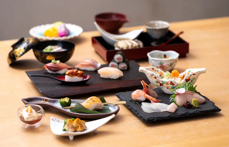 壽司情人節限定菜單，除了海膽、白甘、春子鯛、蔥鮪魚捲等品項外，另有生湯葉(豆皮)、海瓜子辣醋味噌拌物、安康魚肝等前菜，以及生魚片、鱈魚白子橙醋、鮑魚酒蒸佐以鮑魚魚肝。業者提供