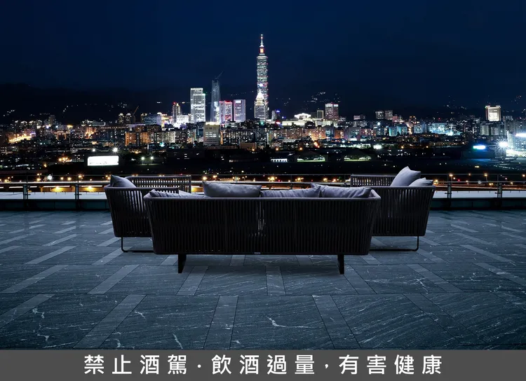 台北萬豪酒店高空景觀餐廳INGE’S Bar & Grill可以欣賞璀璨台北101夜景。業者提供