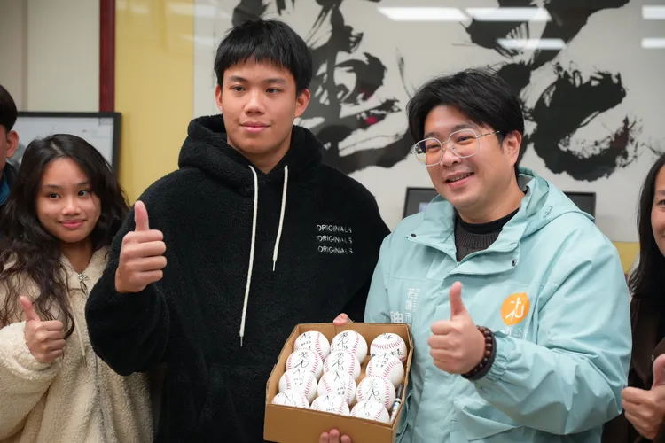 陽念希（中）與市長魏嘉彥（右）開心合影。花蓮市公所提供