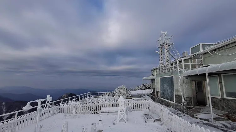 玉山北峰飄雪美如畫。中央氣象署提供