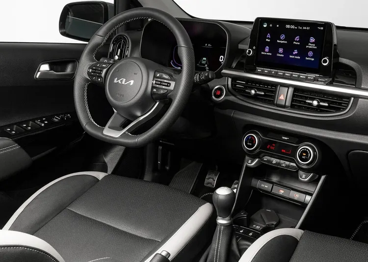 內裝變動相對較少，維持原有架構，主要針對配色與用料進行調整，並換上新款數位儀表提升科技感。原廠照片