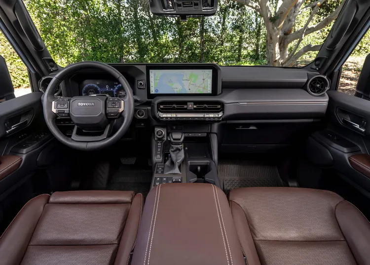 呼應粗獷外型的內裝線條，仍具有媲美豪華休旅車等級的配備及科技陣容。原廠照片