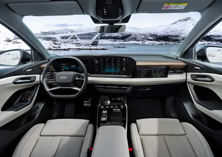 內裝則搭載數位座艙，配備三大螢幕與AR HUD抬頭顯示器，營造濃厚科技感。原廠照片