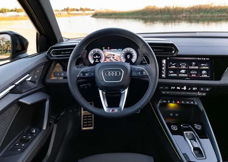 內裝在細節與用料上升級，配備12.3吋中央車載系統與10.1吋數位儀表。原廠照片