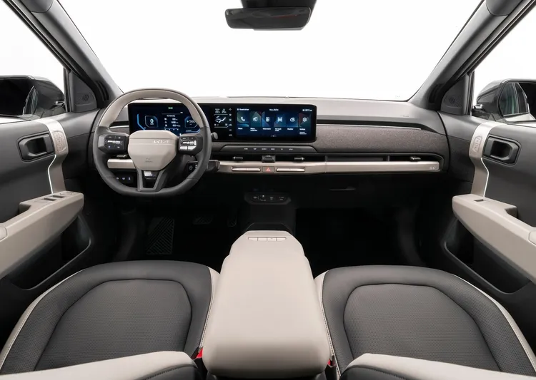 Kia EV3在提供寬敞乘坐空間的同時，也兼顧靈活的操控性。原廠照片