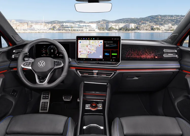 內裝標配10.25吋數位儀表與最大15吋中控螢幕，提供Classic、Progressive、Navigation、R-Line等多種介面選擇。原廠照片