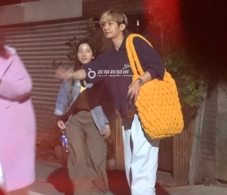 炎亞綸（右）帶女助理陪吃6千元高檔日料應酬，貼心送賓客們上車。特勤中心攝