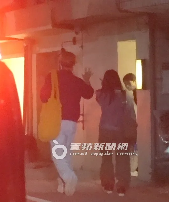 炎亞綸（左）帶女助理應酬結束，跟日本料理餐廳員工揮手道別。特勤中心攝