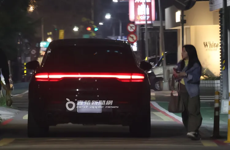 炎亞綸女助理陪他拿到車後，在停車場附近下車。特勤中心攝