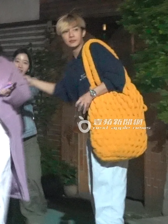 炎亞綸（右）跟女助理吃完6千元板前日料，送貴賓友人離開扶他過馬路。特勤中心攝