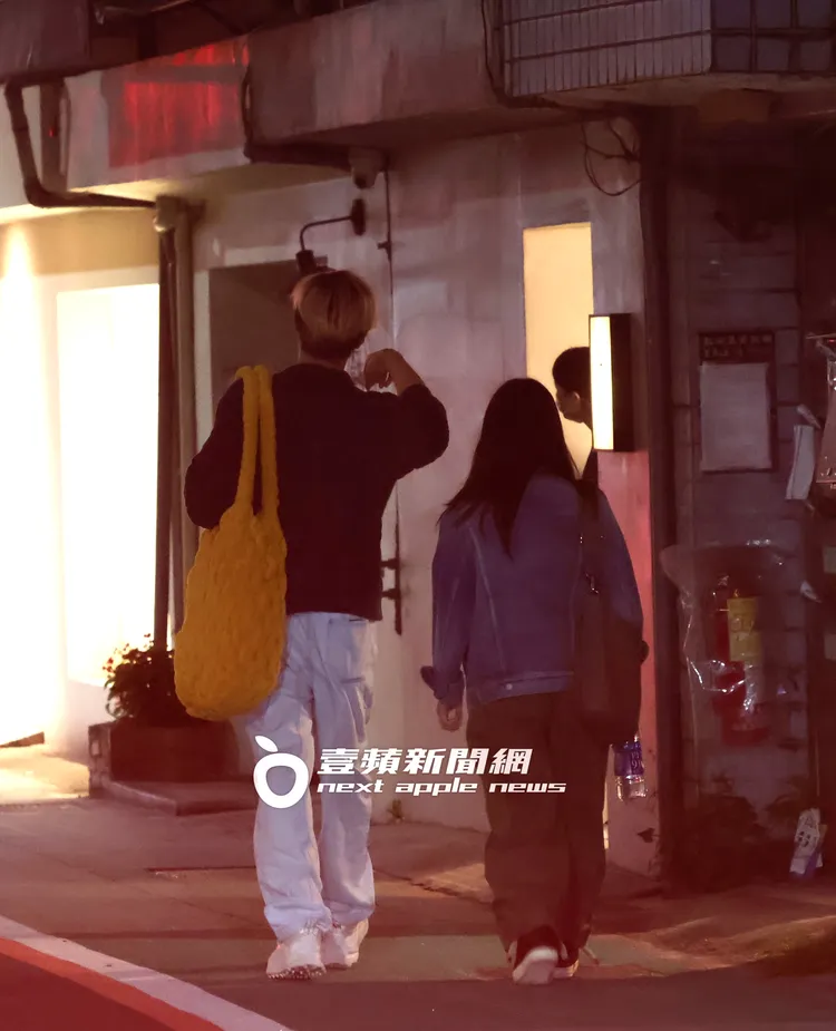 炎亞綸（左）送賓客上車後，跟女助理一同離開。特勤中心攝