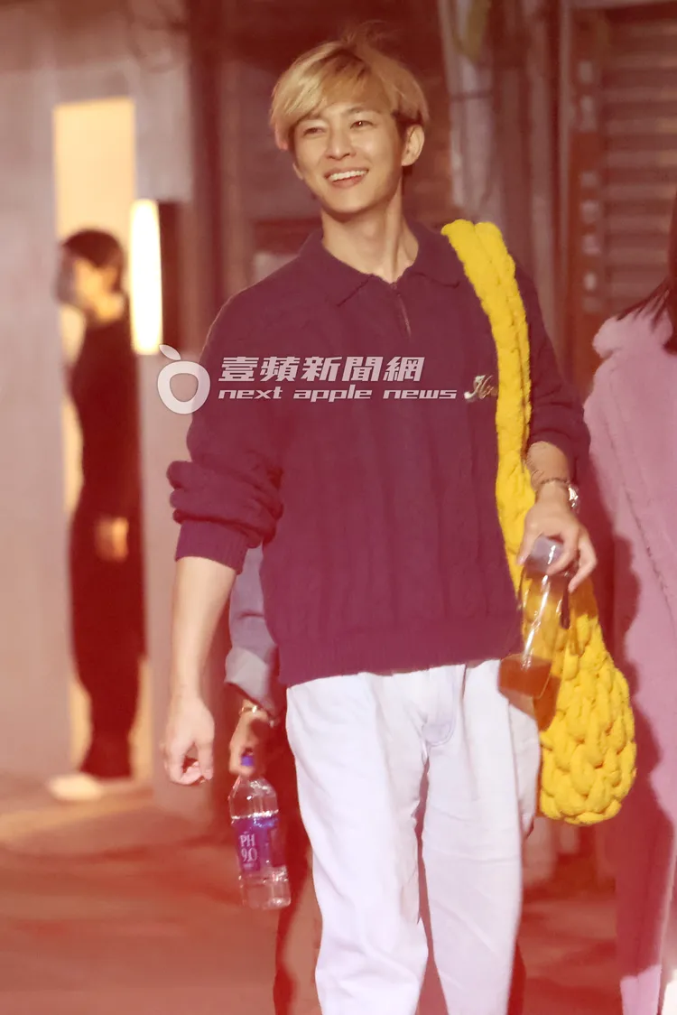 炎亞綸開502萬保時捷，帶女助理陪吃6千元日料應酬笑開懷。特勤中心攝