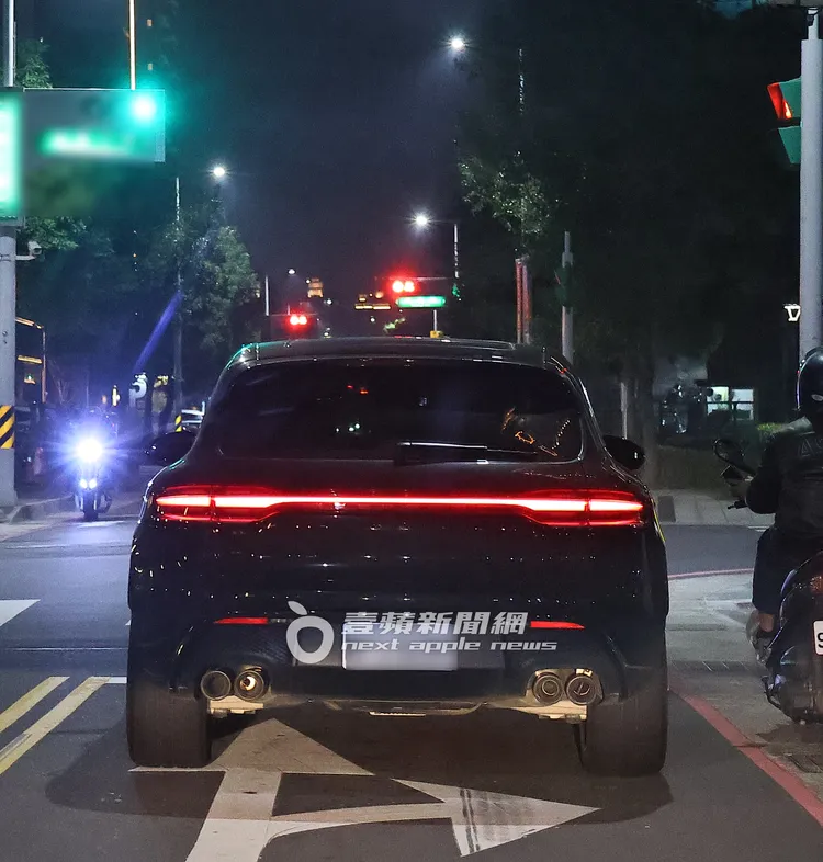 炎亞綸駕駛要價502萬元的保時捷Macan新車。特勤中心攝