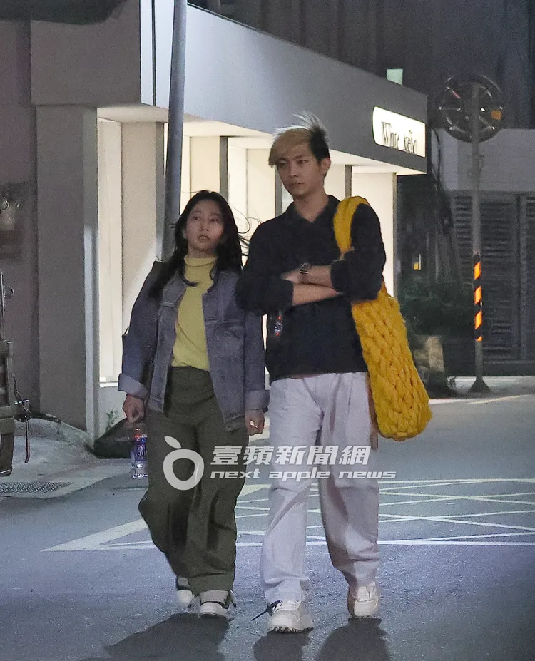 炎亞綸（右）一頭金髮和女助理漫步去停車場取車。特勤中心攝