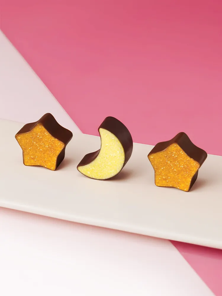 蜂蜜核桃星形巧克力與杏仁夾心新月造型巧克力。業者提供