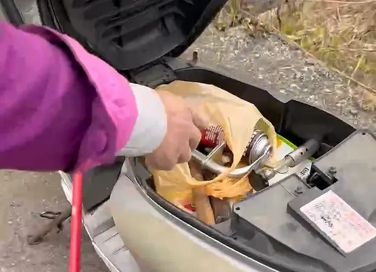 吳男坦承使用噴燈除草引發公墓火警。民眾提供