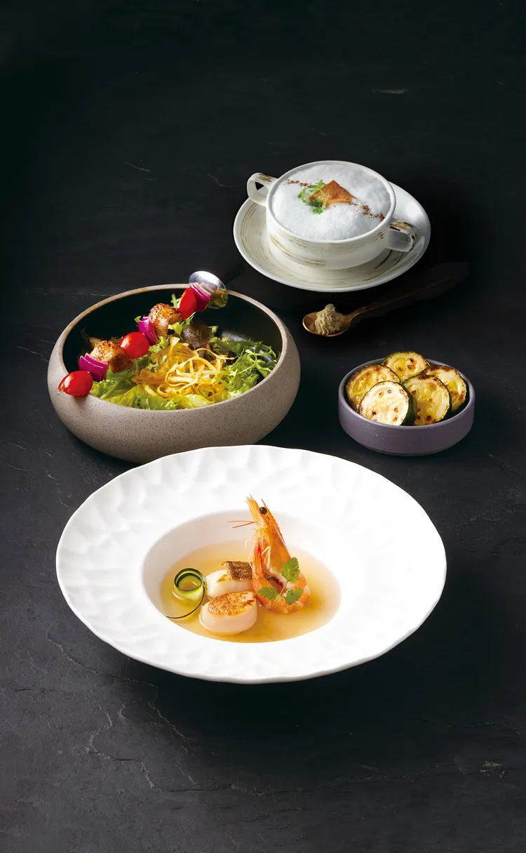 副餐同步升級，可品嘗到「炙烤伊比利豬佐蘿美沙拉」、「松露奶油蕈菇濃湯」，「海鮮清湯」，為情人節約會增添精彩滋味。業者提供