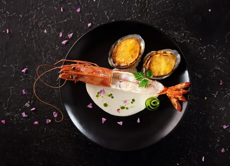 3/2之前到「王品牛排」內用消費2客套餐，出示官網活動畫面或拍照上傳社群分享，即款待價值688元的「海大蝦佐嫩煎鮑魚」1份。業者提供