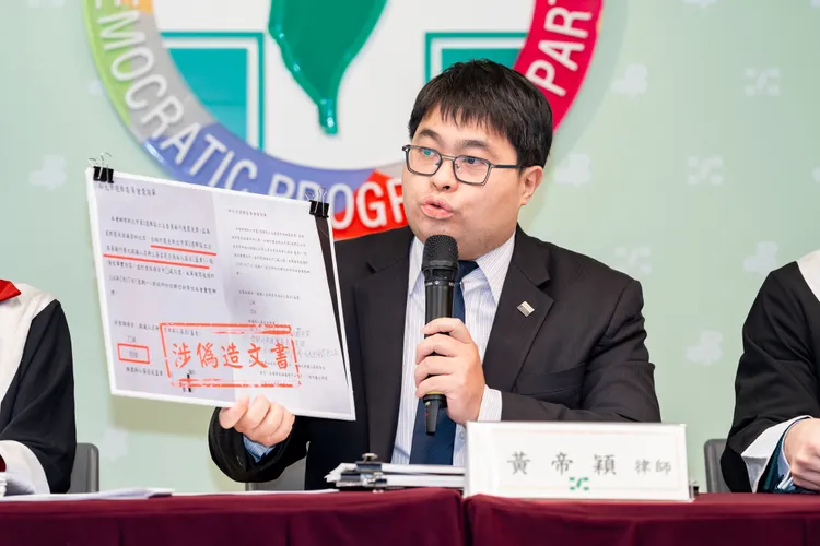 律師黃帝穎表示，抄名冊明顯踩到法律紅線，涉犯刑法偽造文書罪，可處五年以下有期徒刑。民進黨提供