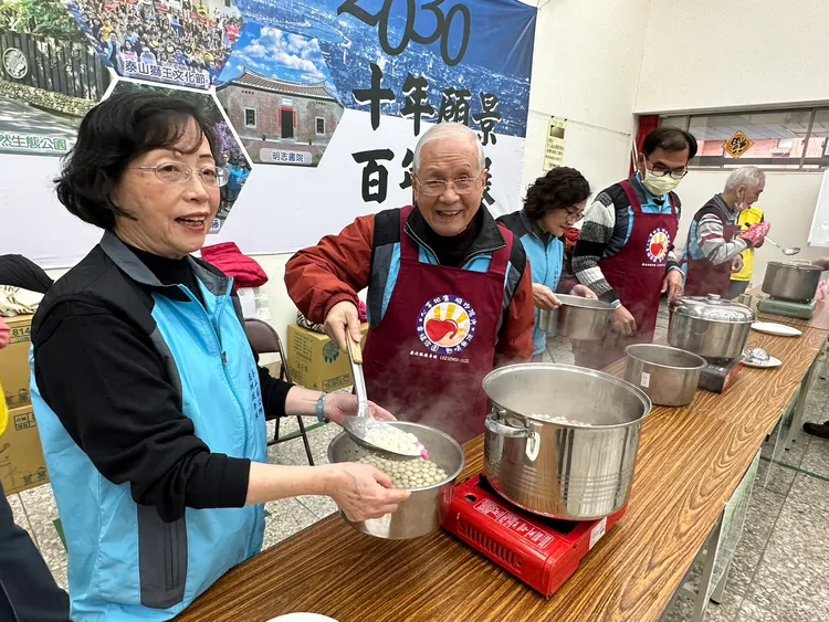 泰山區長鄭淑敏非常感謝志工們長期以來默默的付出。公所提供