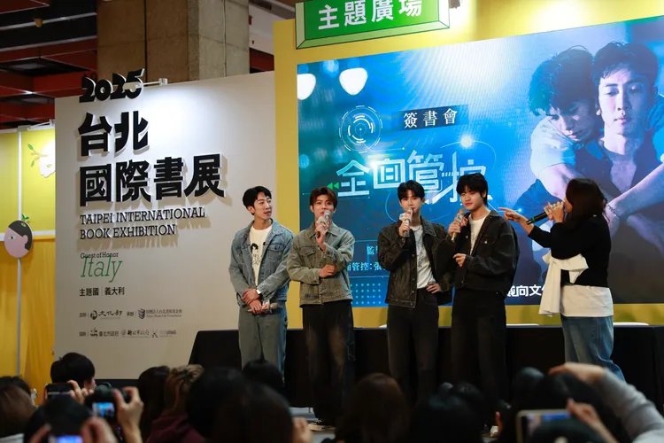 張哲偉（左起）、陳峻廷、洪言翔、羅章恩等上台接受訪問。三立提供