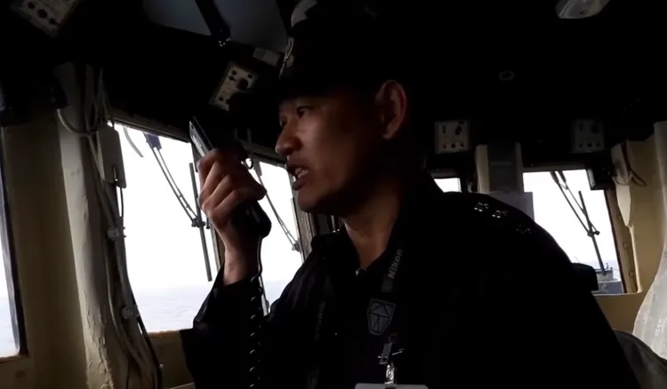 中共26日於距高雄、屏東外海約40浬處海域劃設操演區，宣稱進行「射擊訓練」，我國防部發布對共艦廣播影片。國防部提供