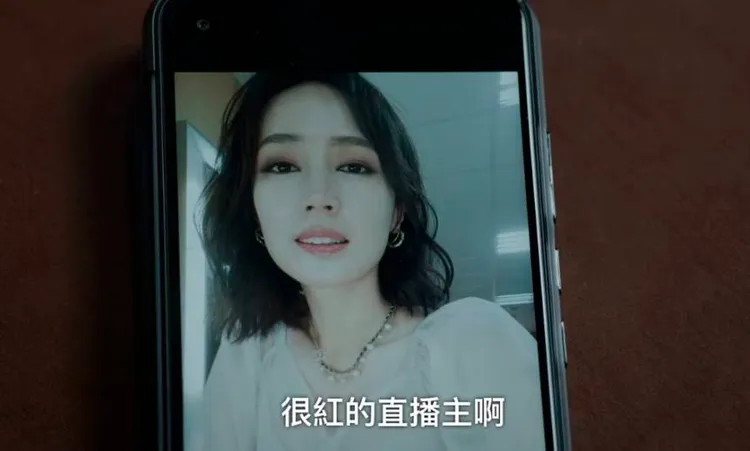 小薰在最新影集中黑化，飾演與兇殺案有關的網紅直播主。翻攝Netflix