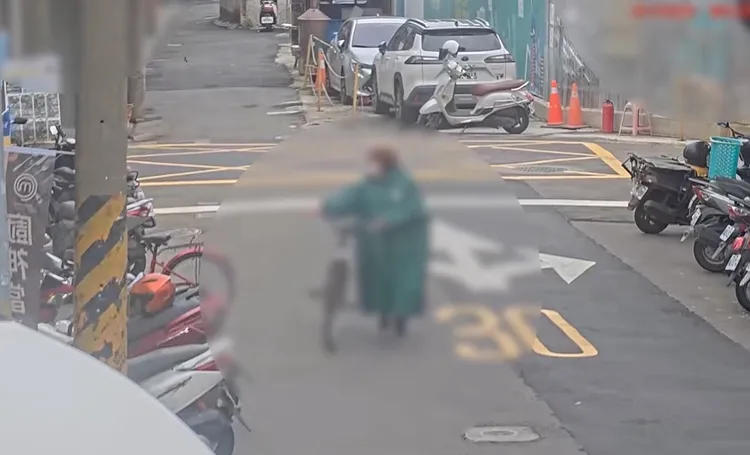 越南籍女子將自行車牽走。警方提供