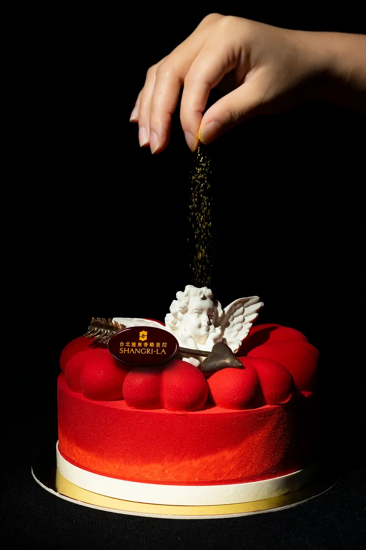 台北遠東香格里拉情人節限定蛋糕「愛神邱比特」，靈感來自愛神之箭，象徵命中注定的浪漫邂逅，甜美交融茶香與果香。台北遠東香格里拉提供