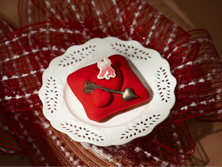 入住台北遠東香格里拉「香戀時刻」情人節寵愛假期，甜蜜加碼四吋特製情人節造型蛋糕「甜蜜抱抱」，以小巧精緻的設計，象徵愛意與溫暖。台北遠東香格里拉提供