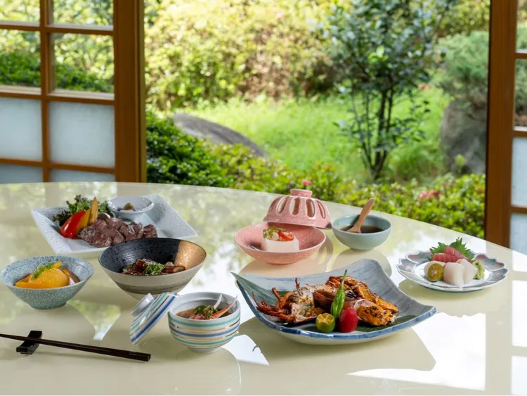 台北遠東香格里拉ibuki日本料理餐廳於2/14至2/16推出七道式情人節套餐，2人6888+10%元，呈現精緻和風美饌。台北遠東香格里拉提供