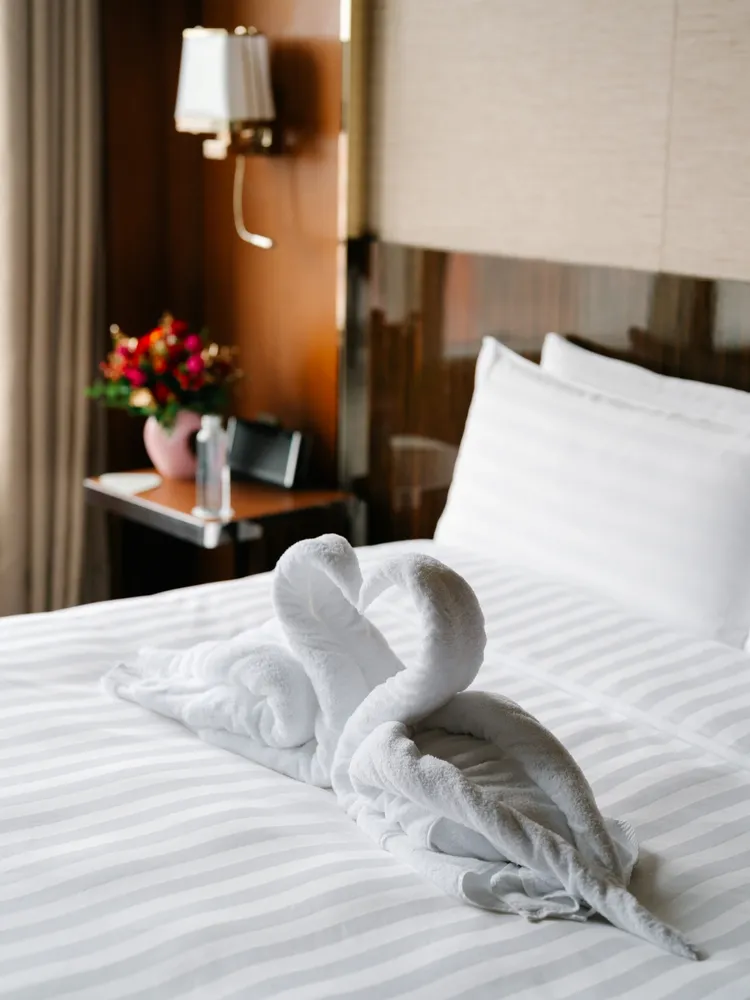 台北遠東香格里拉「香戀時刻」情人節寵愛假期，精心設計的造型毛巾打造戀愛氛圍。台北遠東香格里拉提供