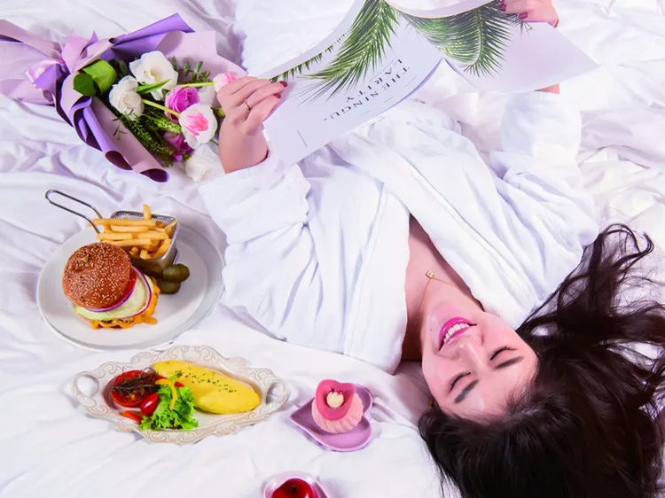 入住台北遠東香格里拉「香戀時刻」情人節寵愛假期，尊享房內雙人早餐，在浪漫氛圍中展開美好一天。台北遠東香格里拉提供