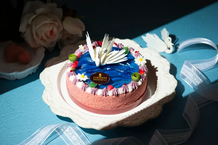 台北遠東香格里拉情人節限定蛋糕「天鵝湖之戀」，以優雅夢幻的設計詮釋戀人間的純粹愛戀，交織濃郁莓果風味。台北遠東香格里拉提供