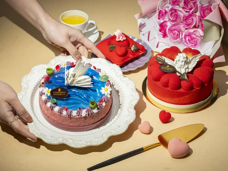 台北遠東香格里拉一樓The Cake Room即日起至2/14推出「天鵝湖之戀」、「愛神邱比特」與「甜蜜抱抱」三款情人節蛋糕，需提前三天預訂。台北遠東香格里拉提供