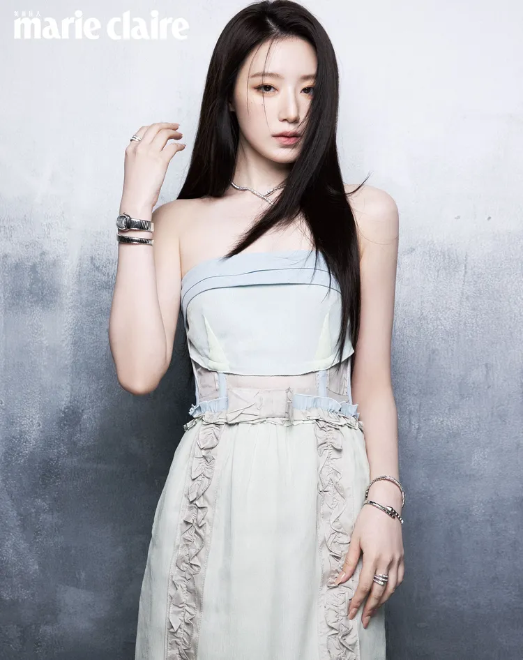 葉舒華換上Miu Miu絲質平口洋裝。《Marie Claire 美麗佳人》國際中文版提供