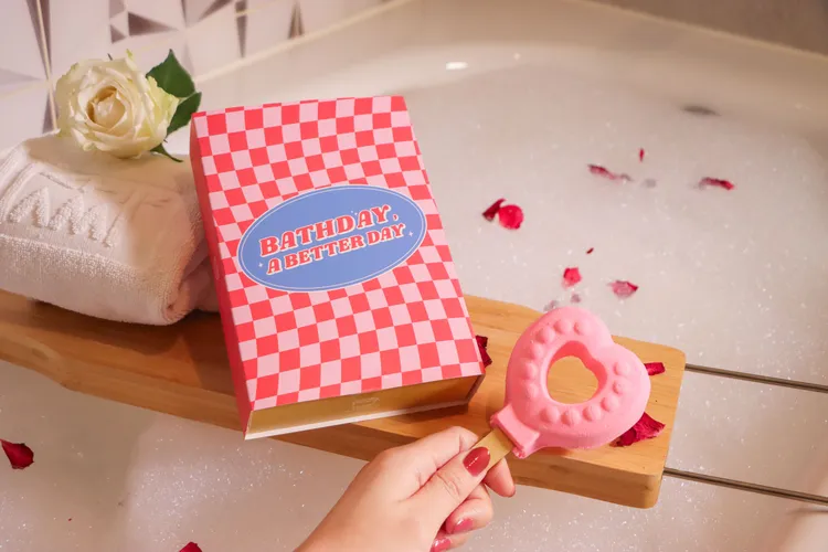 台北趣淘漫旅情人住房專案最低每人1300元起，享住宿1晚、早餐買1送1及情人節限定禮盒。凱撒飯店連鎖提供