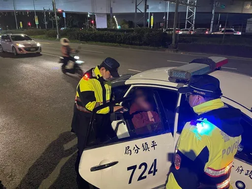 桃園7旬婦台灣燈會逛到入神迷途　平鎮暖警助回親人懷抱