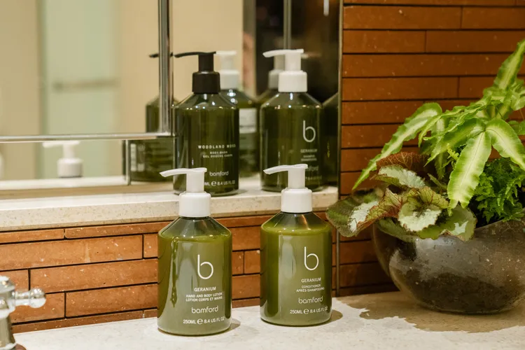 沐浴時可自 Bamford洗沐系列的香氛中感受到森林般的清新氣息。業者提供