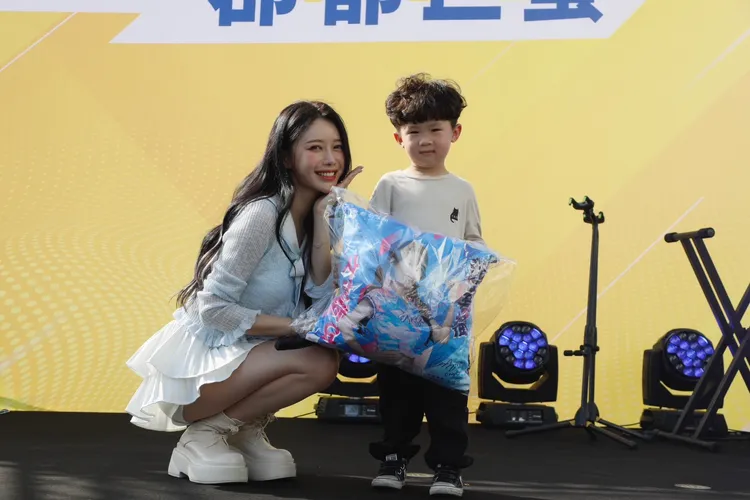 韓星李雅英擔任建案一日店長，超高人氣吸引近千人擠入會場。葉家銘攝